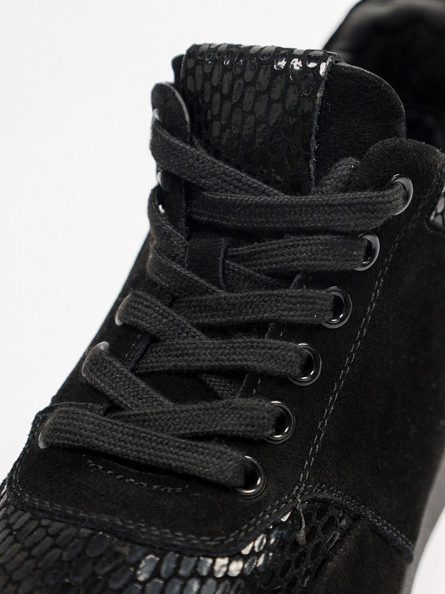 Ботинки черного цвета из натуральной замши на низкой подошве